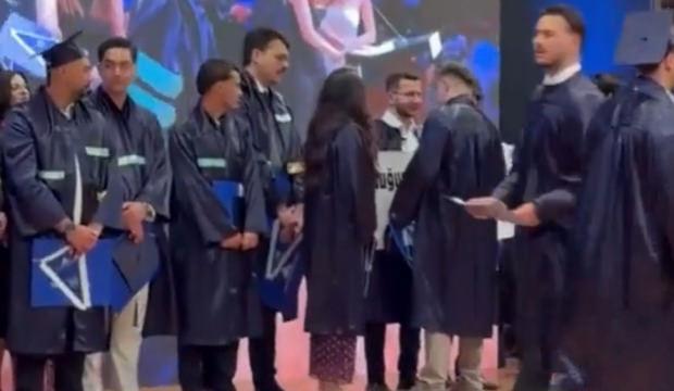 AK Parti S&ouml;zc&uuml;s&uuml; &Ccedil;elik'ten mezuniyet t&ouml;reninde ayet yazılı pankartın kapatılmasına tepki