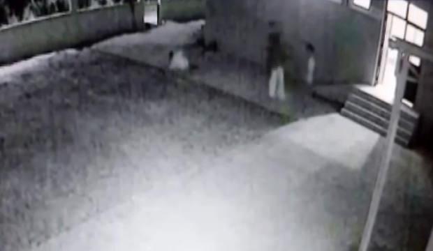 Alkol alıp cami avlusunda uygunsuz hareketler yapan &ccedil;ift kendilerini uyaran imamı d&ouml;vd&uuml;