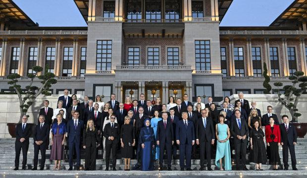 Ankara'da NATO Zirvesi resepsiyonu: K&uuml;lliye'de aile fotoğrafı