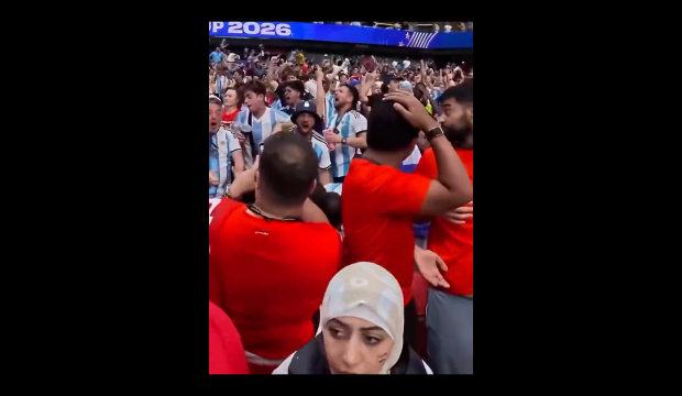 Arjantin'in Mısır'ı 3-2 yendiği ma&ccedil;ta taraftarların holigan tavırları kameralara yansıdı