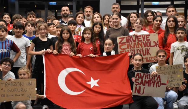 Avrupa Şampiyonu olan milli sporcuya memleketinde karşılama!