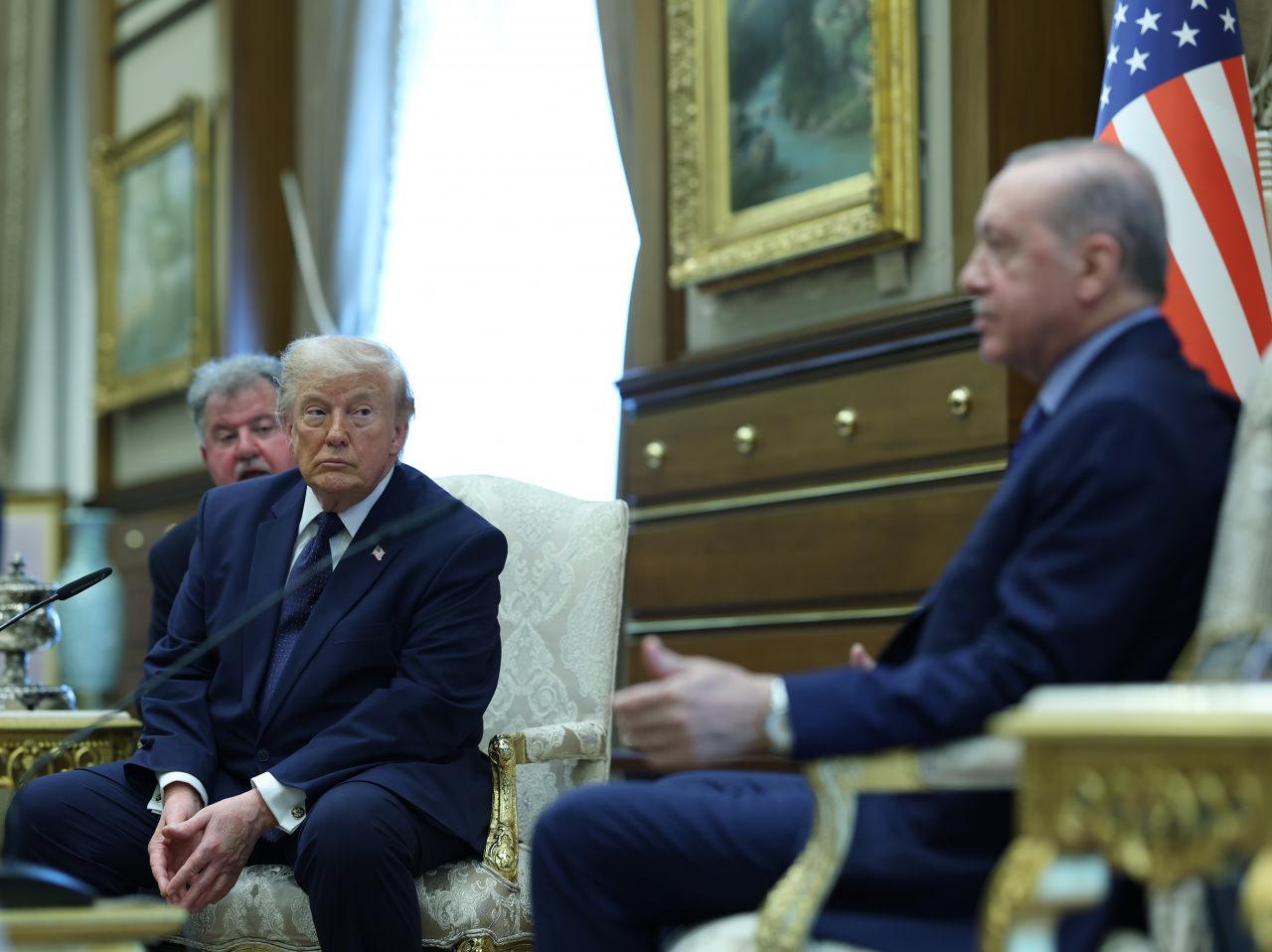 Cumhurbaşkanı Recep Tayyip Erdoğan, Ankara’da düzenlenen 36. NATO Devlet ve Hükümet Başkanları Zirvesi öncesi Türkiye'ye resmi ziyaret gerçekleştiren ABD Başkanı Donald Trump'ı, Cumhurbaşkanlığı Külliyesi’nde törenle karşıladı.