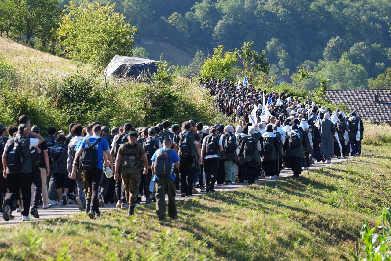 Gençler Srebrenitsa'da soykırım şehitleri için yürüyüş yaparken