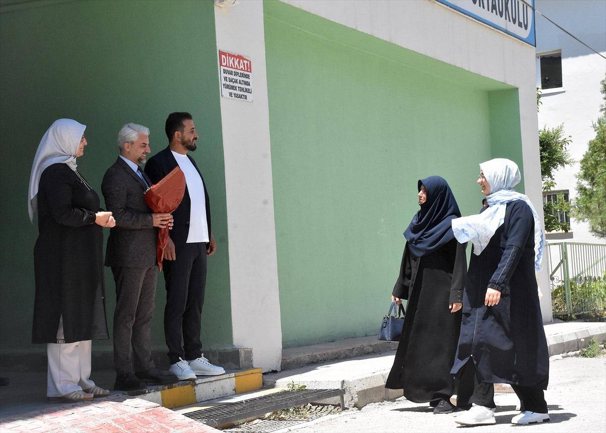 LGS'de 500 tam puan alan Meryem Sakman'ın okulunda çekilmiş fotoğrafı.