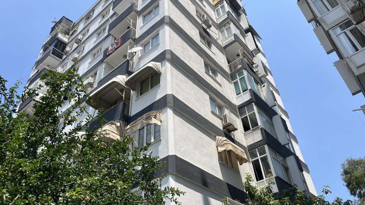  Tartıştığı eşinin başına çekiçle vurup boğazından bıçakladı.