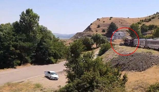 Elazığ&rsquo;da yolcu treninin, otomobile &ccedil;arptığı anlar kamerada