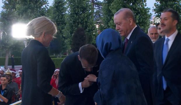 Emine Erdoğan, Macron'un elini &ouml;pmesine izin vermedi