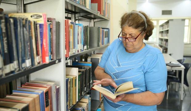 Eşini kaybettikten sonra okula d&ouml;nd&uuml;, yedi &uuml;niversite diploması aldı