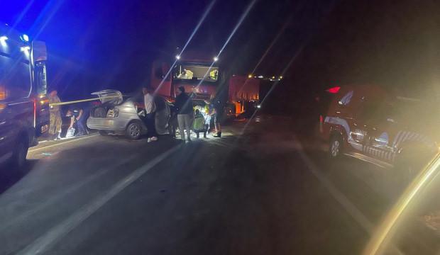 Feci kaza! Tır ile otomobil &ccedil;arpıştı! 3 kişi hayatını kaybetti