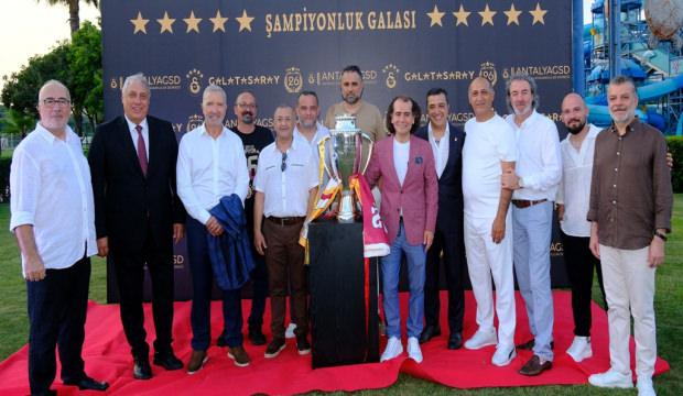 Galatasaray'ın şampiyonluk kutlamalarında Fenerbah&ccedil;e'ye flaş g&ouml;nderme! Tam 30 yıl sonra...
