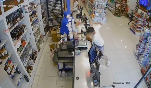 Gasp&ccedil;ının &ccedil;ılgın ka&ccedil;ışı: Markette başladı, &ccedil;ocuklu aracı ka&ccedil;ırıp jandarmaya saldırdı
