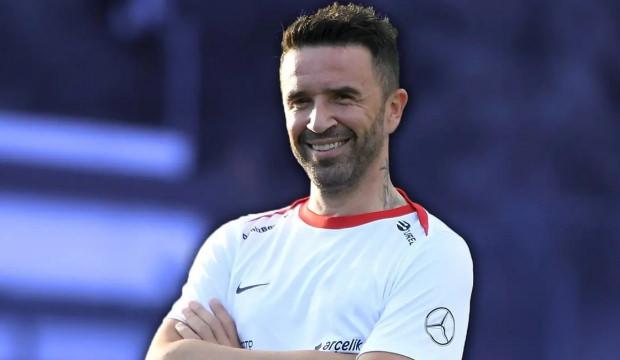 G&ouml;khan G&ouml;n&uuml;l'den s&uuml;rpriz karar! S&uuml;per Lig ekibine yardımcı antren&ouml;r oldu