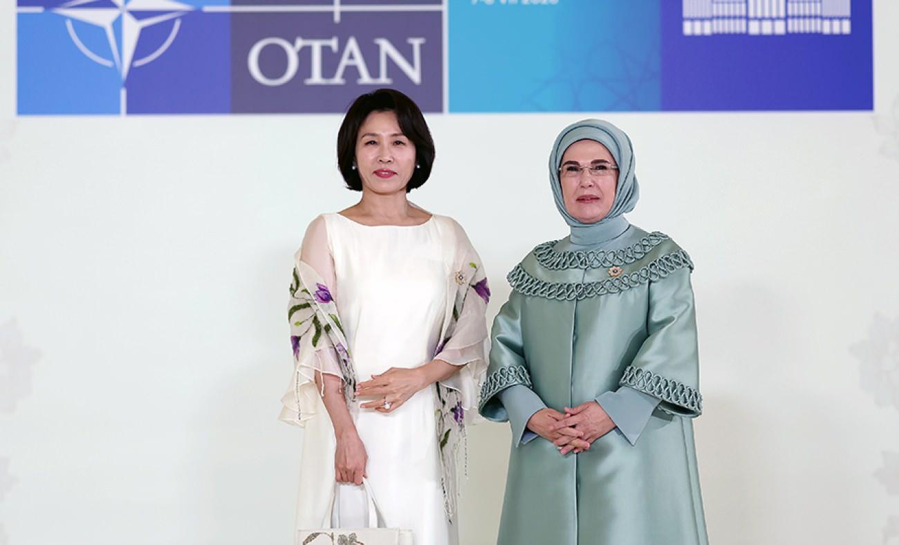 G&uuml;ney Kore First Lady'sinden Emine Erdoğan'a unutulmaz jest