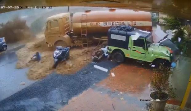 Hindistan&rsquo;da heyelan tankeri ve insanları s&uuml;r&uuml;kledi: 5 &ouml;l&uuml;, 9 yaralı