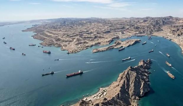 H&uuml;rm&uuml;z Boğazı'nda kriz b&uuml;y&uuml;yor: ABD'den İran'a askeri m&uuml;dahale uyarısı