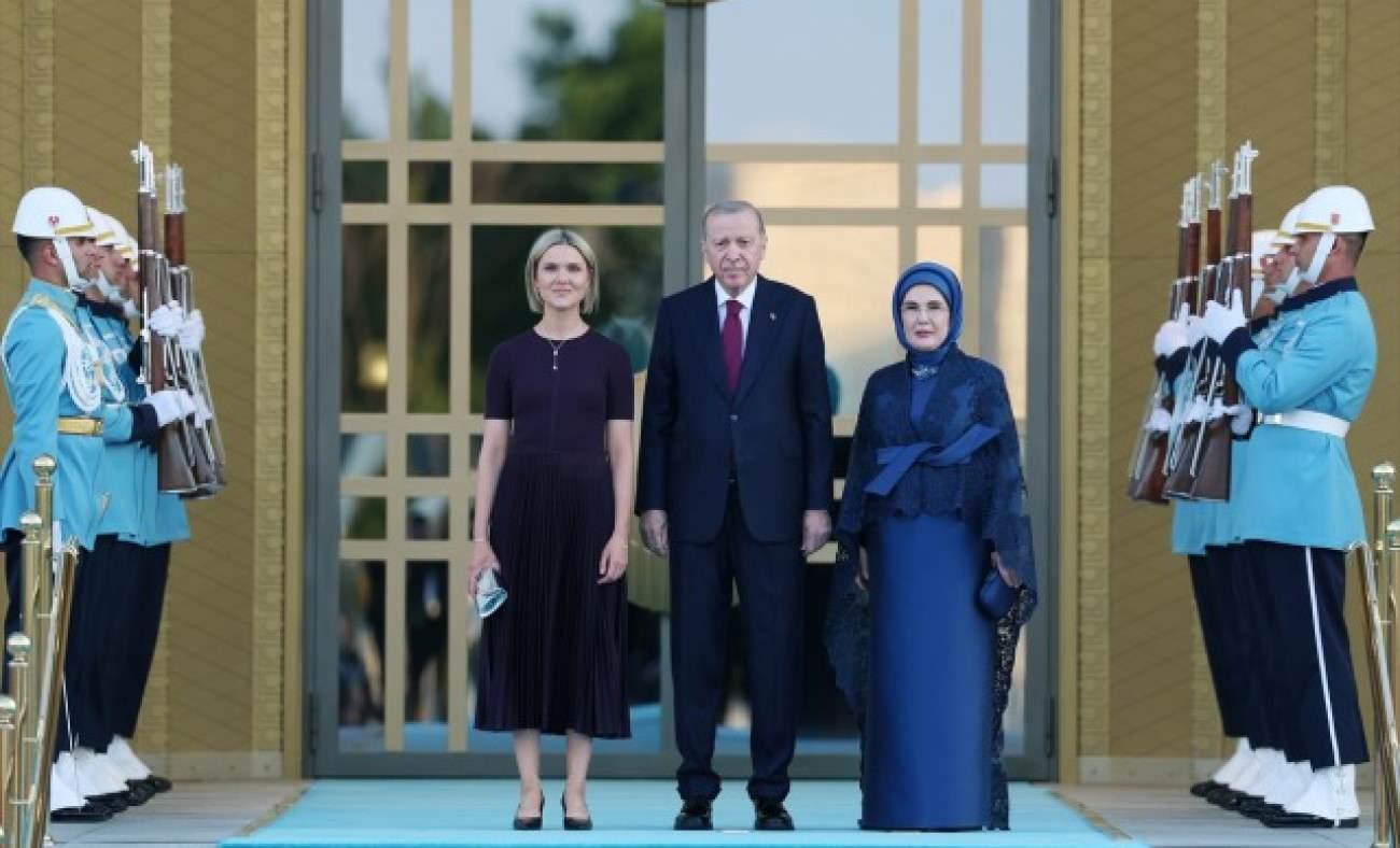  İzlanda Başbakanı g&ouml;zlerini alamadı: Mehter Takımına bakışları viral oldu!
