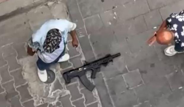 İzmir&rsquo;de sokak ortasında t&uuml;fekle dehşet sa&ccedil;an şehir magandaları kıskıvrak yakalandı