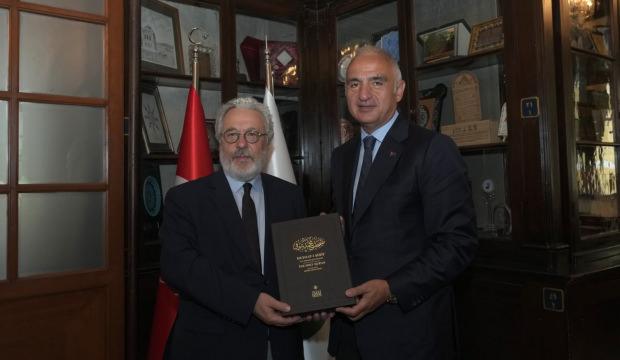 Bakan Ersoy, İslam K&uuml;lt&uuml;r, Sanat ve Tarih Araştırma Merkezi'ni ziyaret etti