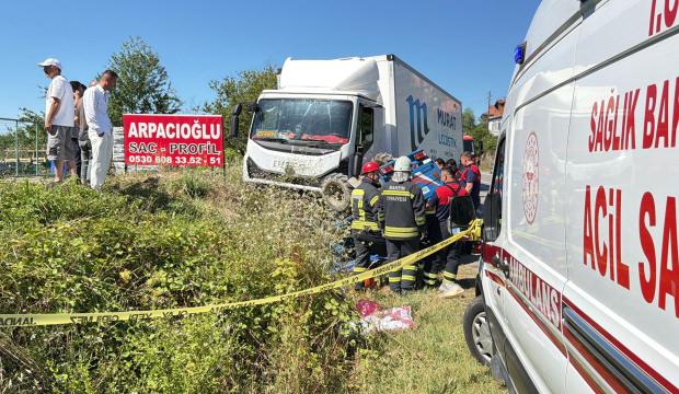 Kamyonla &ccedil;arpışan patpatın s&uuml;r&uuml;c&uuml;s&uuml; &ouml;ld&uuml;