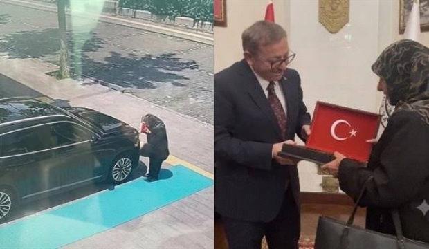 Kars'ta yaşlı kadın makam aracındaki T&uuml;rk bayrağını &ouml;pt&uuml;
