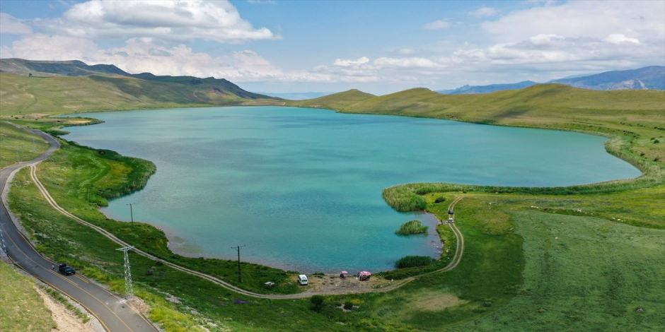 K&ouml;yl&uuml; g&ouml;z&uuml; gibi bakıyor: Deniz g&ouml;l&uuml; eşsiz g&uuml;zelliği ile mest ediyor