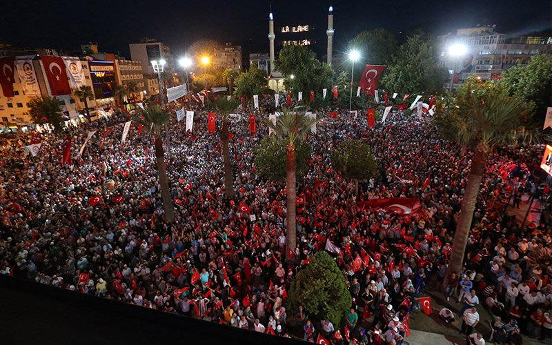 Denizli Çardak'ta 15 Temmuz gecesi darbeci komando konvoyunu durduran iş makineleri ve halk.