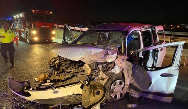 Malatya'da hafif ticari ara&ccedil; otomobille &ccedil;arpıştı: 5 yaralı