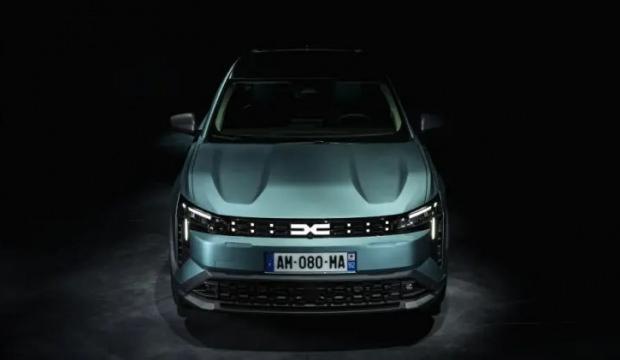 &Ouml;TV avantajıyla geliyor! T&uuml;rkiye&rsquo;de &uuml;retilecek ilk Dacia sahneye &ccedil;ıktı