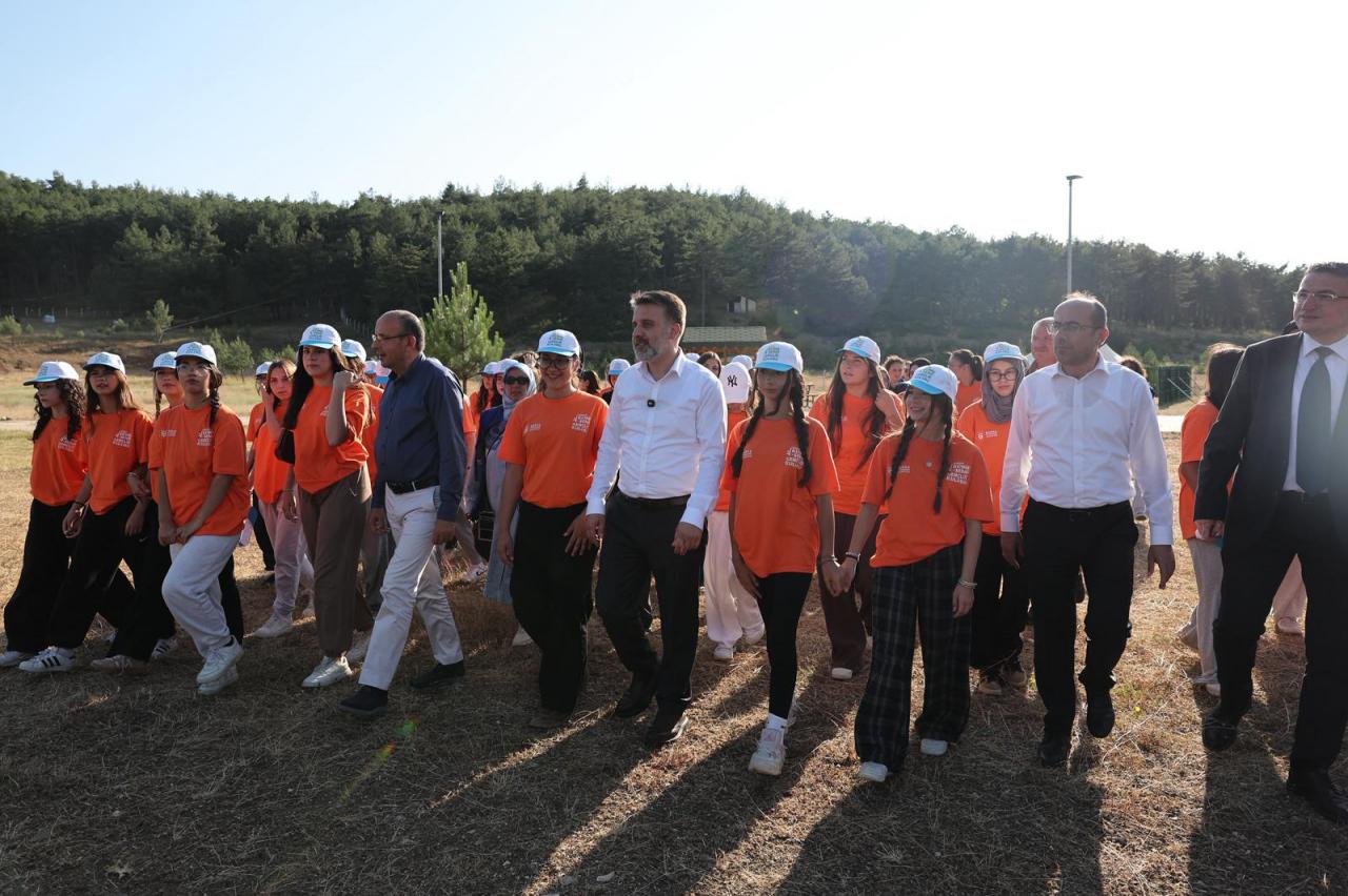 Bursa Büyükşehir Belediyesi Başkan Vekili Şahin Biba gençler ile bir arada. 
