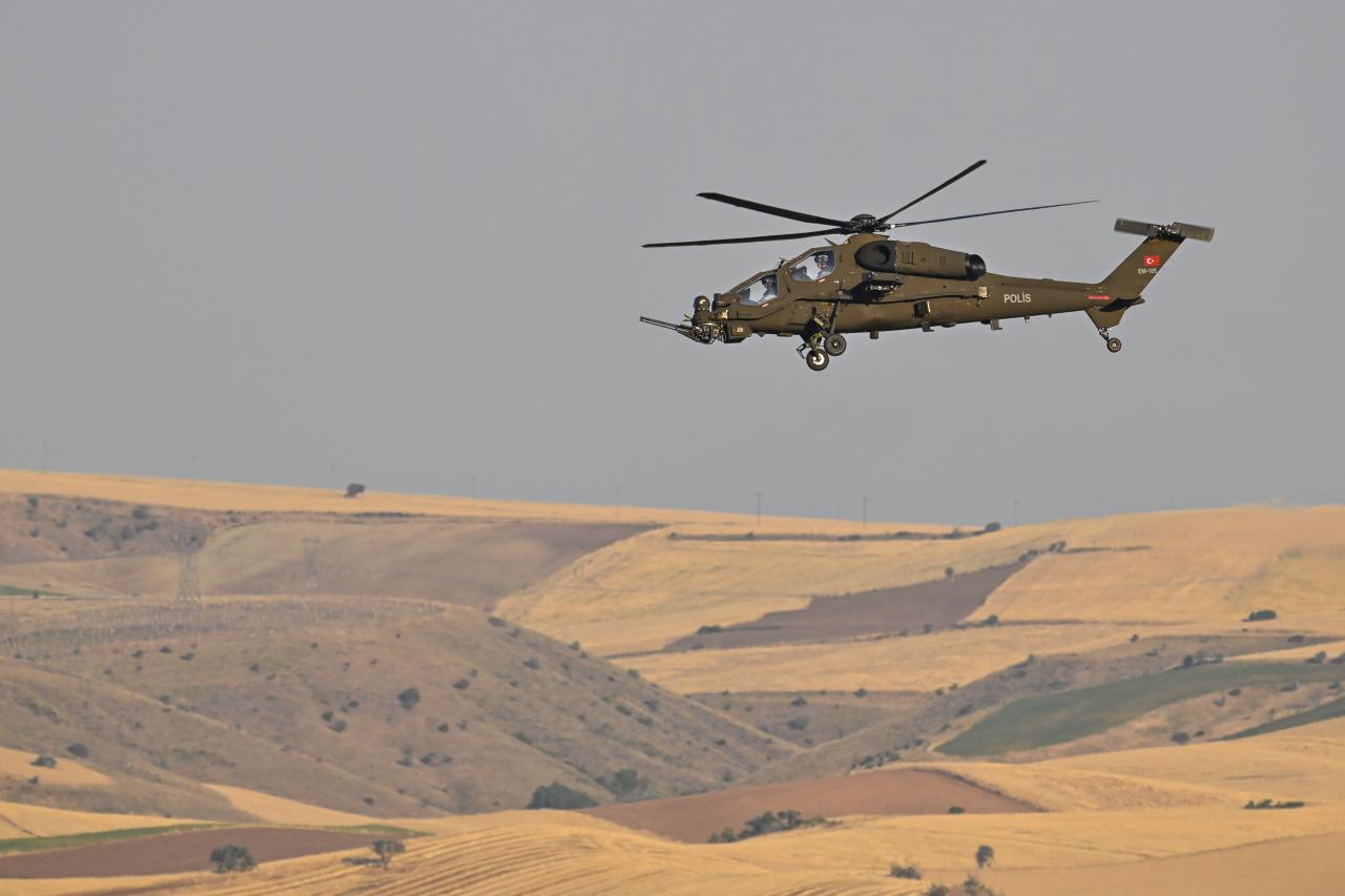 Ankara’da düzenlenen NATO Ankara Zirvesi'ne katılan devlet ve hükümet başkanları başkentten ayrılırken helikopterler ile havadan güvenlik önlemi alındı.