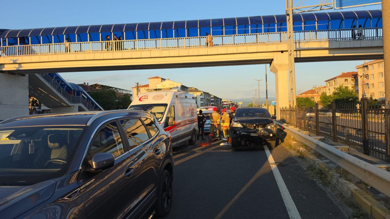 Düzce'de meydana gelen trafik kazası sonrası olay yeri.