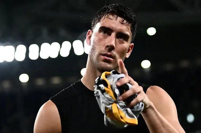 Dusan Vlahovic Juventus formasıyla maça çıkarken