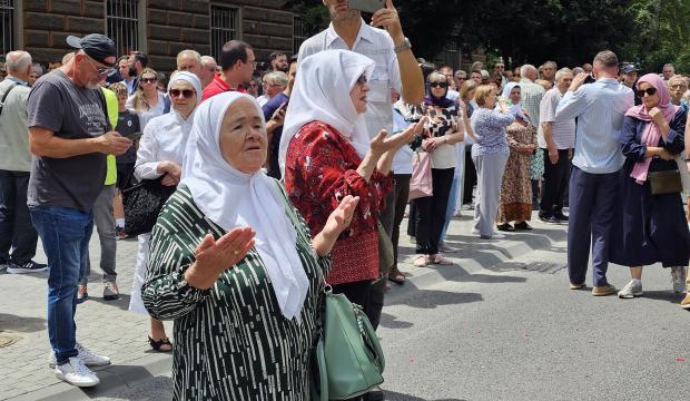 Soykırım kurbanlarının cenazeleri g&ouml;zyaşlarıyla uğurlandı