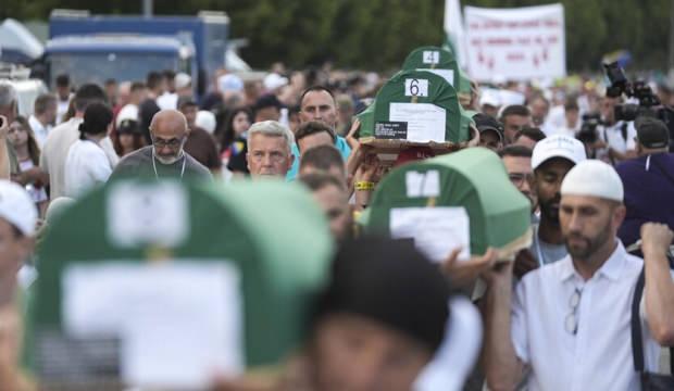 Srebrenitsa'da acı dinmiyor: Kimliği tespit edilen 10 kurban daha defnedilecek
