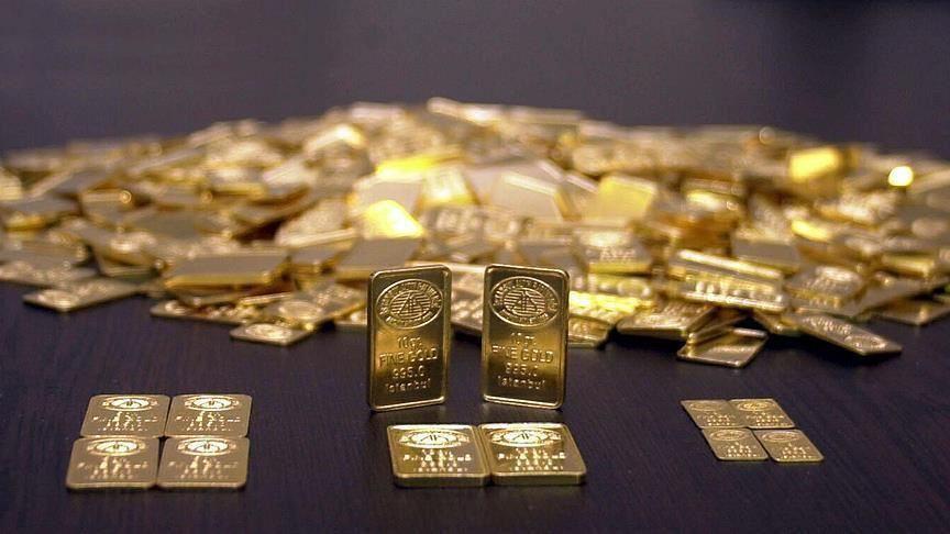 Bir kuyumcunun elinde altın analizi yapan yeni teknoloji cihazı