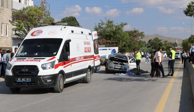 Van'da otomobil, park halindeki kamyona &ccedil;arptı: 1 &ouml;l&uuml;, 4 yaralı