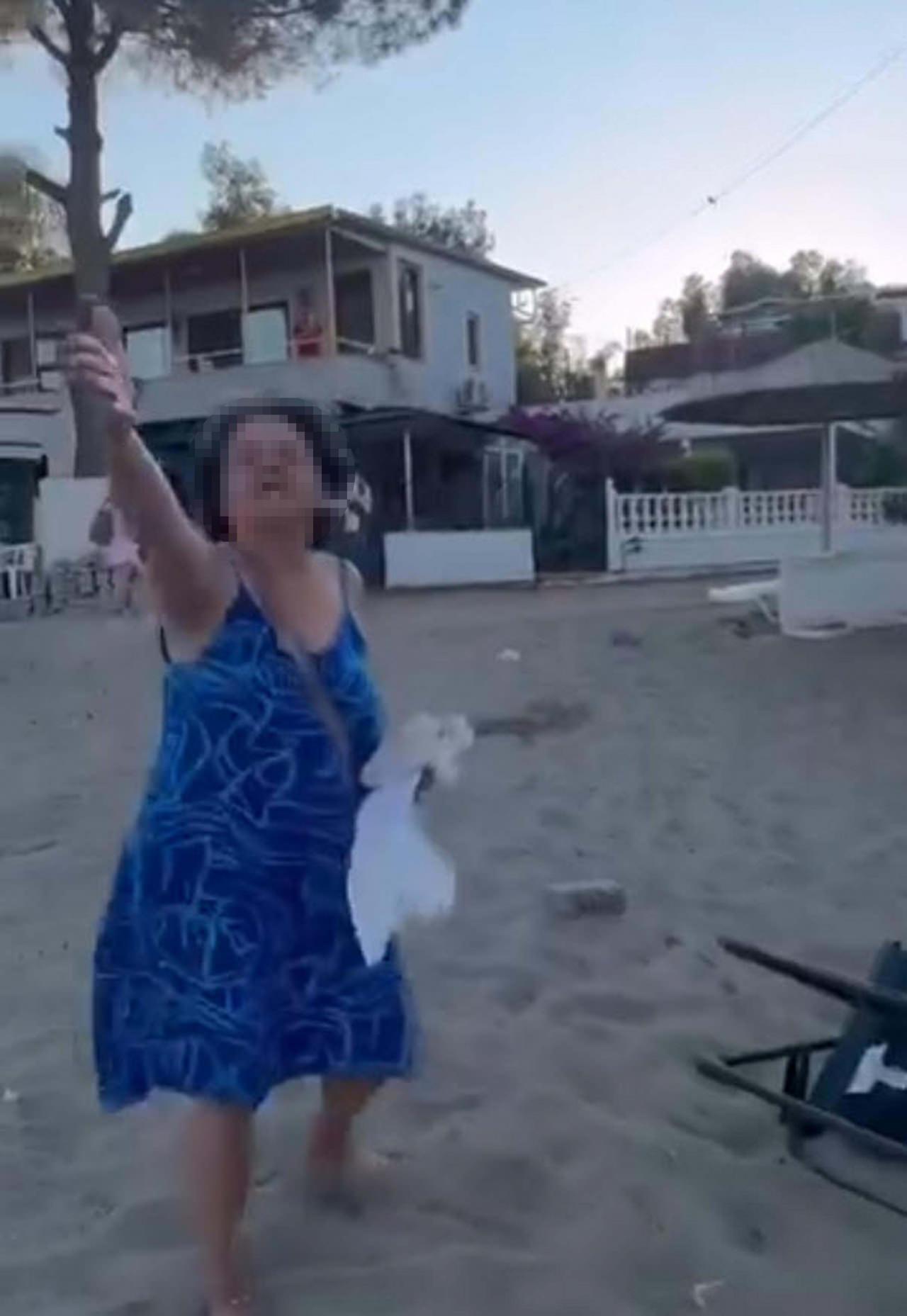 Plajda şezlong tartışması sonrası bir kişinin gözaltına alınma anı.