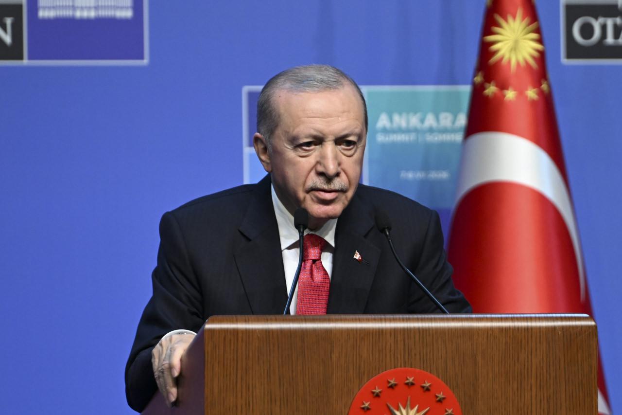 Cumhurbaşkanı Erdoğan NATO Zirvesi sonrası açıklama yaparken