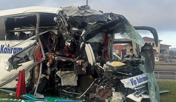 Yolcu otob&uuml;s&uuml; bariyere ve tabelaya &ccedil;arptı: 5'i ağır 15 yaralı