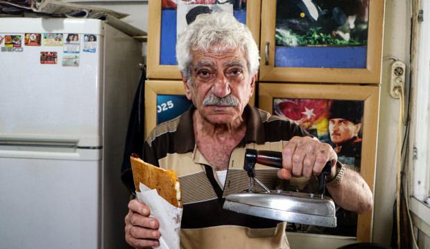 15 metrekarelik d&uuml;kkanında, 50 yıldır aynı &uuml;t&uuml;yle '&uuml;t&uuml; tostu' yapıyor
