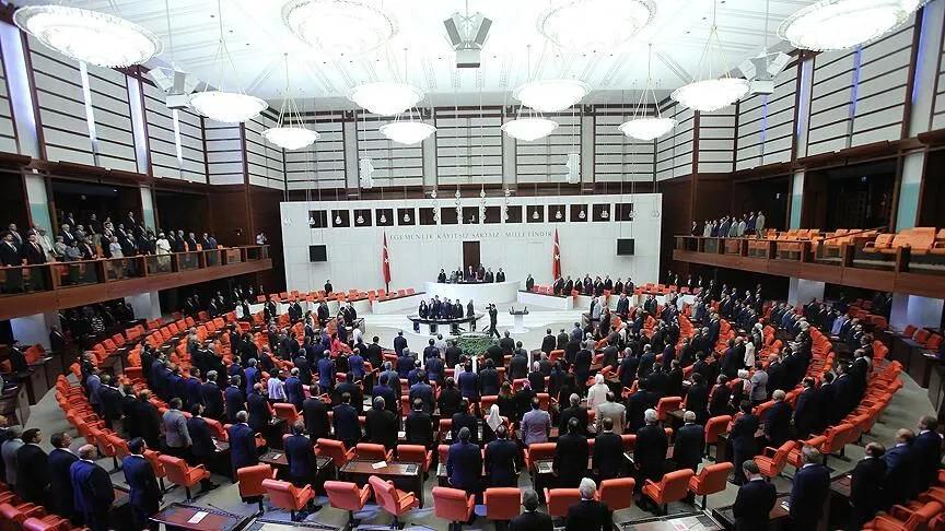 TBMM'nin darbe girişimine karşı yayınladığı ortak bildiride, 'Bugün olduğu gibi gelecekte de milli iradeye, Gazi Meclis'e uzanacak her el, karşısında TBMM'nin çelikten iradesini bulacaktır.' denildi.