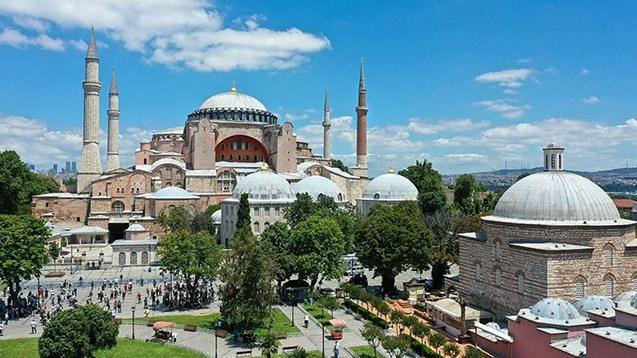 Ayasofya-i Kebir Camii'nde yüksek sesle 'İncil' okuduğu belirlenen 2 kişi yakalandı.