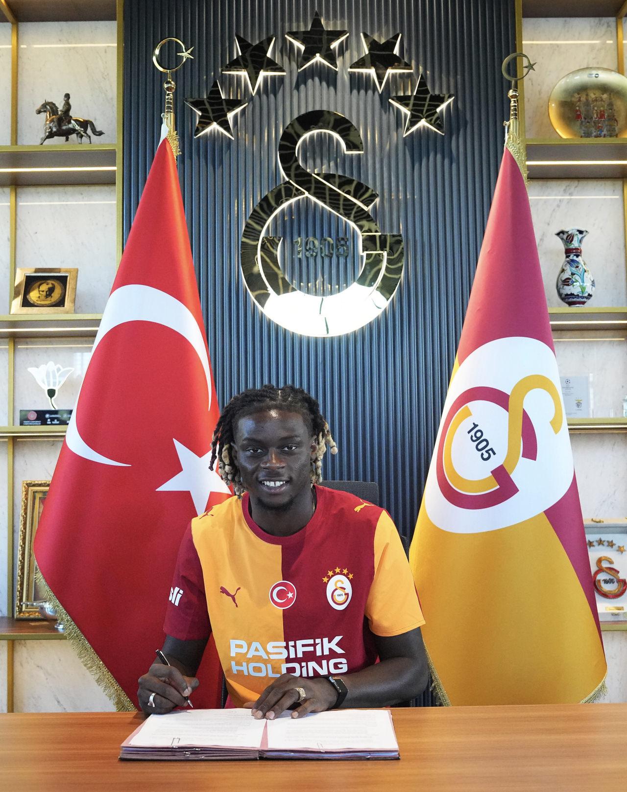 Galatasaraylı futbolcu Lesley Ugochukwu'nun imza töreni