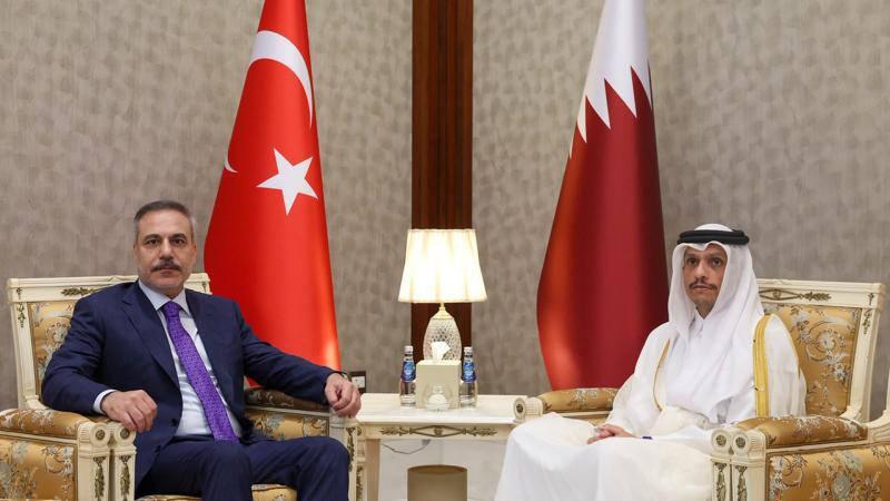 Dışişleri Bakanı Hakan Fidan ve Katar Başbakanı ve Dışişleri Bakanı Şeyh Muhammed bin Abdurrahman Al Sani görüşüyor.