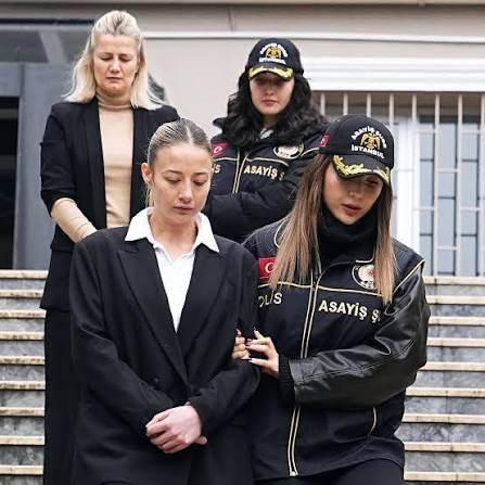 Aleyna Kalaycıoğlu ve annesi.