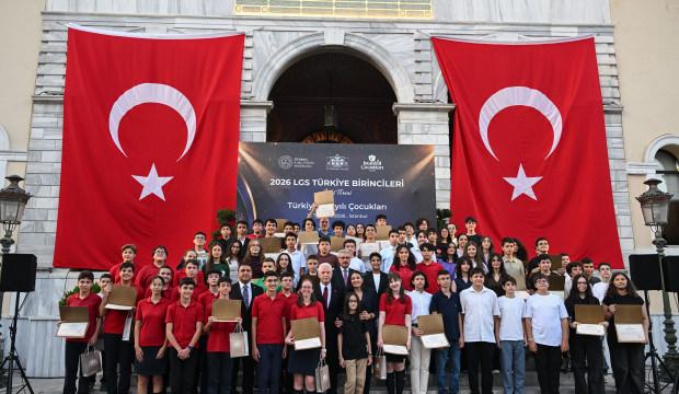 İstanbul Valiliğinden LGS'de T&uuml;rkiye birincisi olan &ouml;ğrenciler i&ccedil;in &ouml;d&uuml;l t&ouml;reni