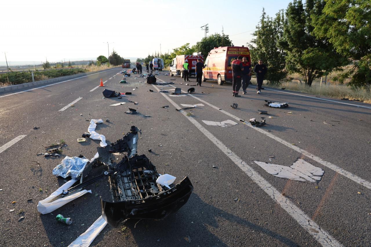 Nevşehir'de meydana gelen trafik kazasında takla atmış otomobil.