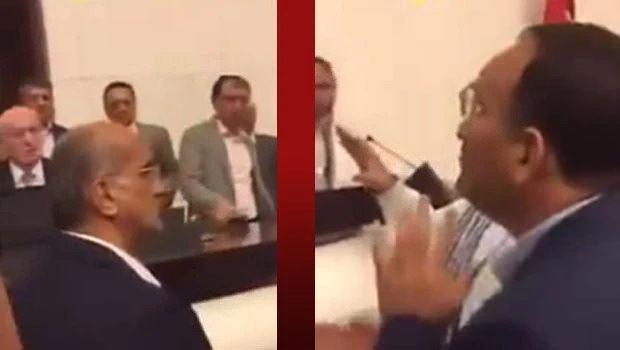 Bekir Bozdağ, İsmail Kahraman ile konuşurken.