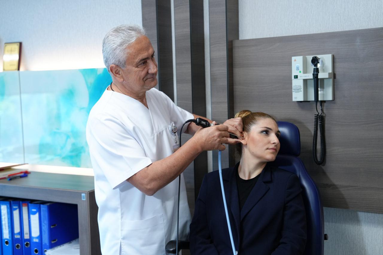 Medipol Sağlık Grubu’ndan Kulak Burun Boğaz Hastalıkları Uzmanı Doç. Dr. Necdet Özçelik, hastasını muayene ediyor.
