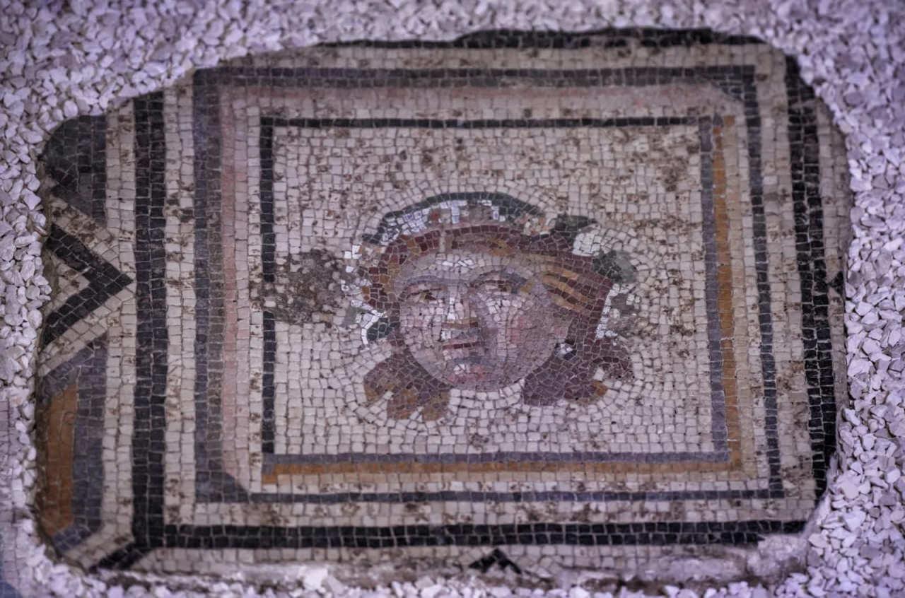 'Sadece mozaiği değil, zedelenen hafızayı da onarıyoruz!' Zeugma'nın 13. paneli evinde